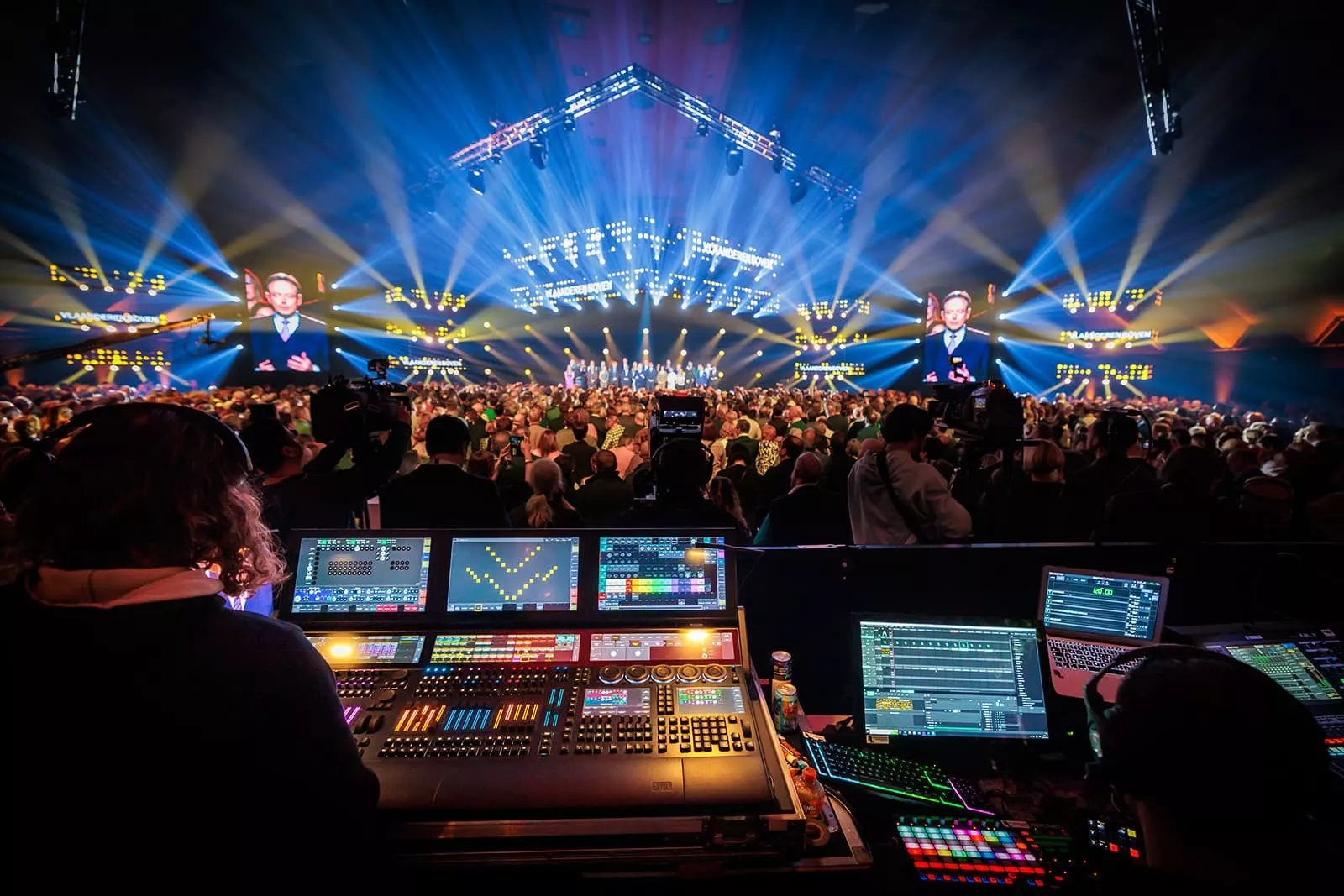 Nieuwjaarsfeest 2024, Nekkerhal Mechelen - foto genomen vanuit de regie met de klank- en licht besturing