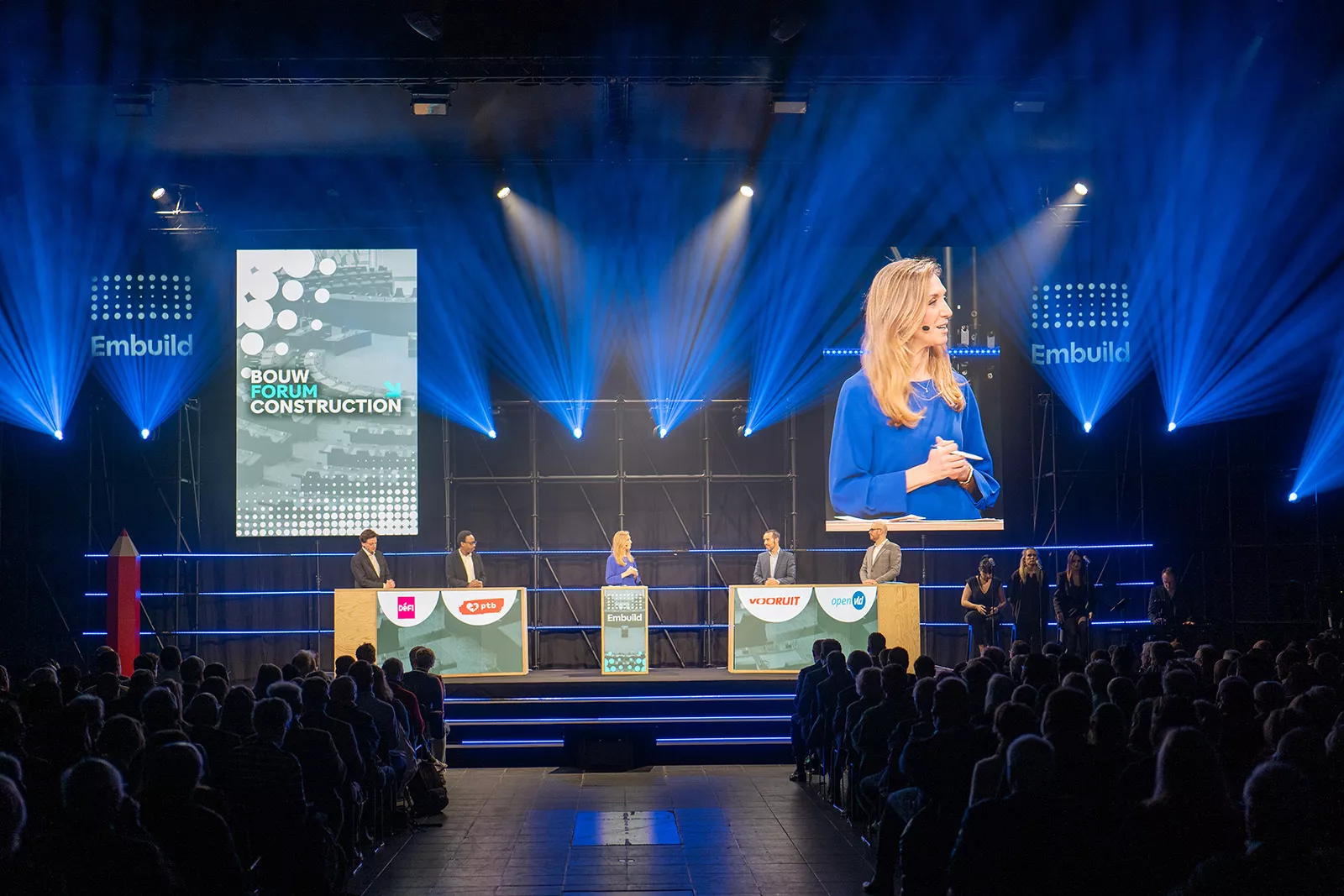 Embuild BouwForum podium met groot scherm en lichtshow